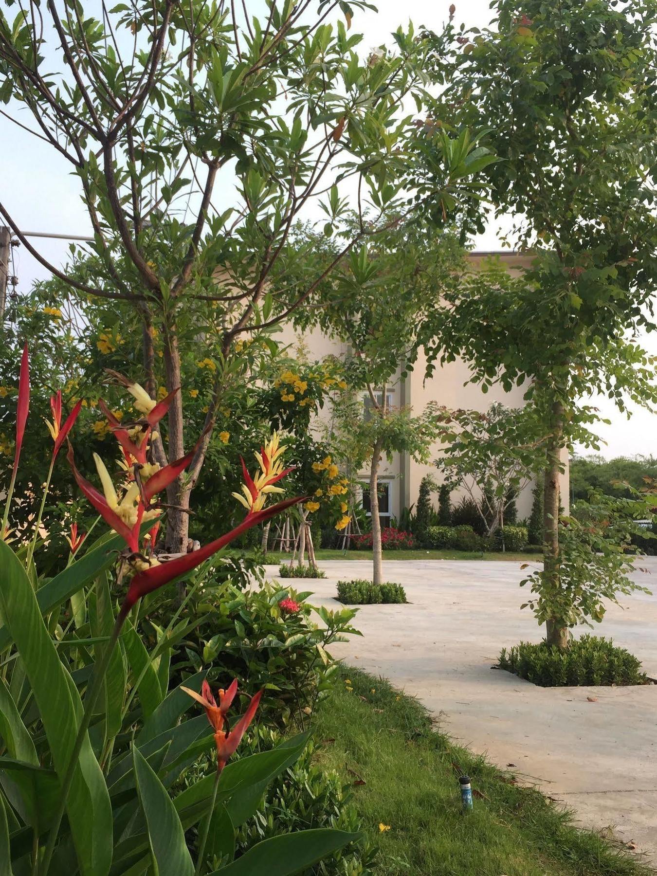 Oyo 306 Paradise Park Laemchabang Si Racha Exterior photo