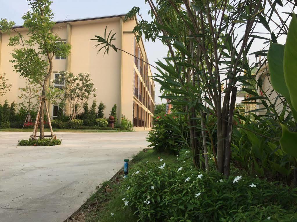 Oyo 306 Paradise Park Laemchabang Si Racha Exterior photo