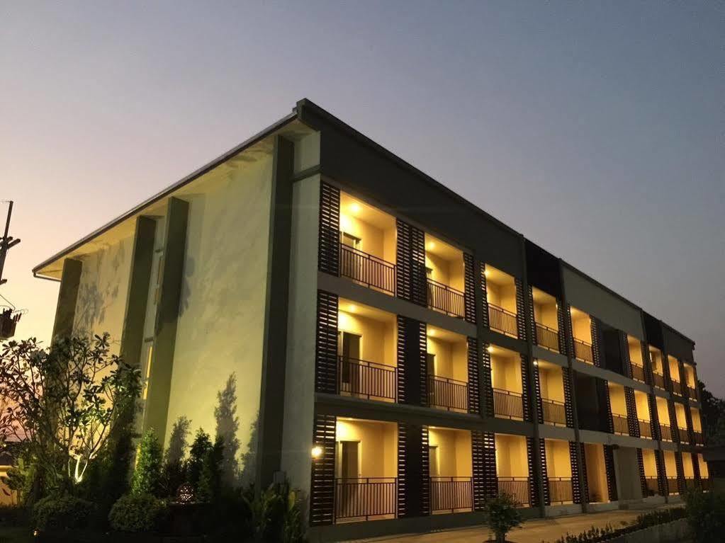 Oyo 306 Paradise Park Laemchabang Si Racha Exterior photo